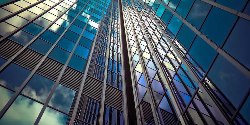 Reforma la fachada de tu oficina vidrio sin superar el gasto energético