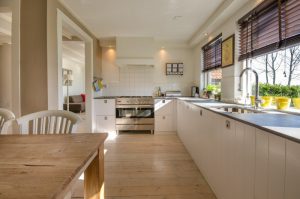 ¿Puedo colocar parquet en mi cocina o baño?